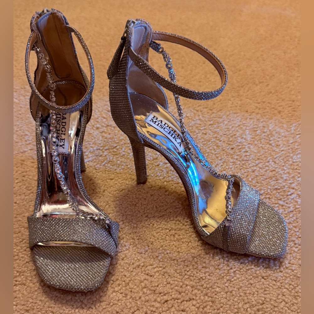 Badgley Mischka Silver Glitter Sandals With Crossover Crystal Chain, NEW, Sz 5